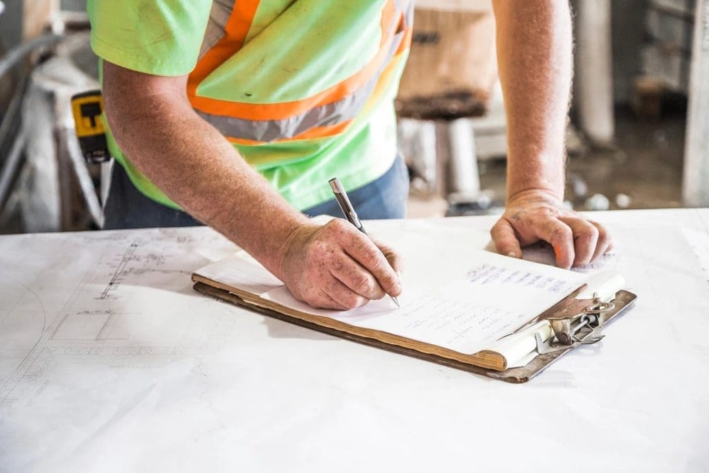עובד באתר עבודה ממלא טופס
